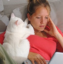 pige ved computer og kat