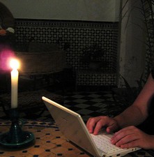 stearinlys og laptop